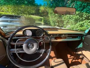 Image 18/52 of Mercedes-Benz 250 SE (1966)