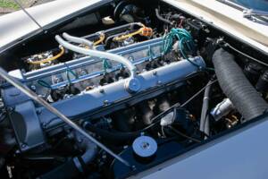 Image 8/38 of Aston Martin DB 6 Mk II Volante (1970)