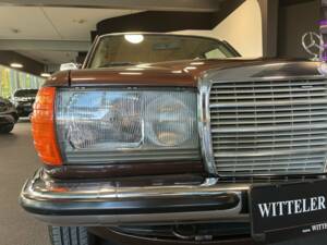 Image 14/21 of Mercedes-Benz 230 E (1983)