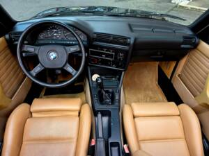 Bild 19/31 von BMW 320i (1988)
