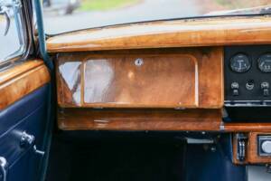 Image 33/50 de Daimler V8-250 (1966)