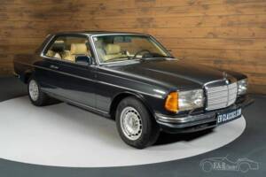 Immagine 4/19 di Mercedes-Benz 280 CE (1977)