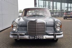 Image 2/8 de Mercedes-Benz 220 S b (1962)