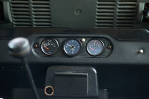 Image 16/42 of Land Rover 110 (1984)