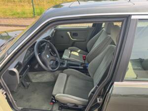 Image 13/55 de BMW 323i (1984)