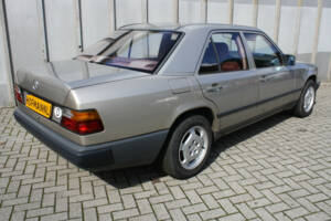 Immagine 2/11 di Mercedes-Benz 200 D (1985)