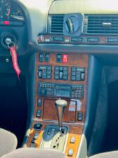 Immagine 14/32 di Mercedes-Benz 400 SE (1993)