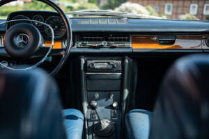 Image 31/40 of Mercedes-Benz 250 CE (1970)