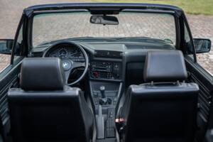 Image 32/99 of BMW 320i (1989)