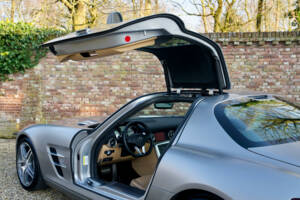Image 10/50 of Mercedes-Benz SLS AMG (2011)