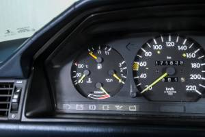 Imagen 35/50 de Mercedes-Benz 200 (1986)