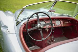 Image 2/8 of Jaguar XK 120 OTS (1953)