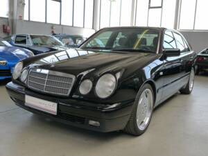 Image 31/33 of Mercedes-Benz E 230 (1995)