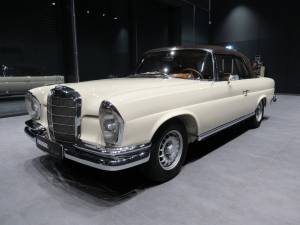 Image 2/17 de Mercedes-Benz 250 SE (1967)