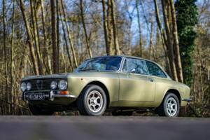 Image 4/8 de Alfa Romeo 2000 GT Veloce (1975)