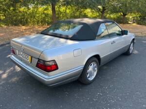 Obraz 30/61 pojazdu Mercedes-Benz E 220 (1996)