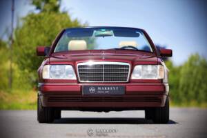 Bild 33/79 von Mercedes-Benz E 220 (1996)