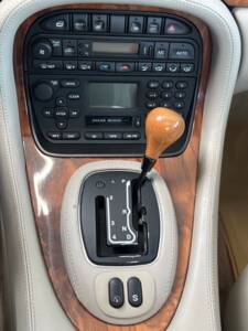 Image 4/50 of Jaguar XJ 8 Sovereign (2000)