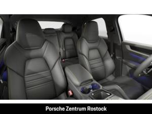 Imagen 12/14 de Porsche Cayenne Coupé Turbo S E-Hybrid (2026)