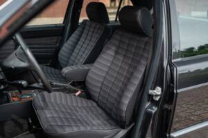 Bild 22/74 von Mercedes-Benz 190 E (1990)