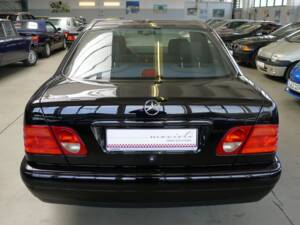 Image 30/33 of Mercedes-Benz E 230 (1995)
