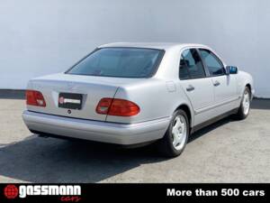Image 6/15 of Mercedes-Benz E 320 (1998)
