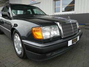 Image 17/21 of Mercedes-Benz 500 E (1992)