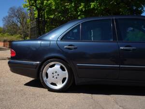 Immagine 35/50 di Mercedes-Benz E 55 AMG (1999)