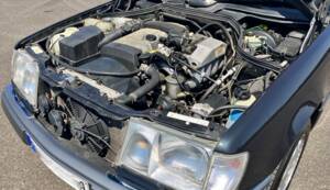 Bild 38/41 von Mercedes-Benz E 220 T (1995)