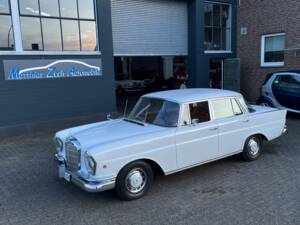 Image 12/29 de Mercedes-Benz 230 S (1965)