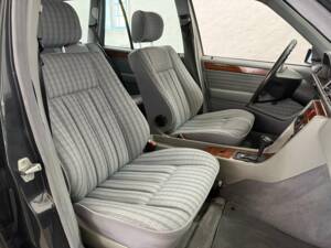 Image 39/43 of Mercedes-Benz 230 TE (1992)