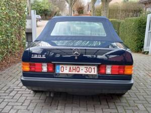 Image 8/8 of Mercedes-Benz 190 E (1987)