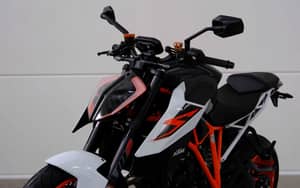 Image 33/83 of KTM 1290 Super Duke R (2018)