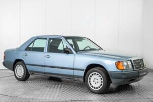 Bild 5/50 von Mercedes-Benz 230 E (1985)