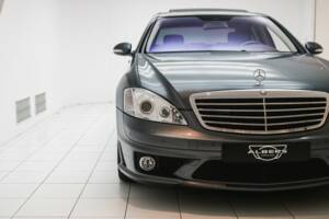 Bild 14/18 von Mercedes-Benz S 63 AMG (2007)