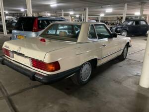 Image 15/26 of Mercedes-Benz 560 SL (1987)
