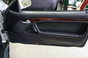 Image 20/33 of Mercedes-Benz SL 500 (2001)