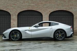 Image 12/50 of Ferrari F12berlinetta (2013)