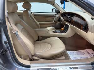 Immagine 10/21 di Jaguar XK8 4.2 (2004)