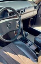 Image 14/23 of Mercedes-Benz 300 TD (1987)