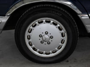 Immagine 7/40 di Mercedes-Benz 380 SE (1985)