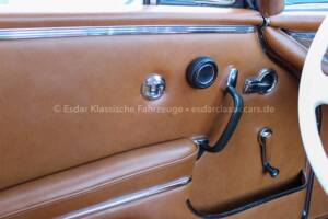 Image 29/32 of Mercedes-Benz 250 SE (1967)