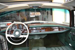 Image 16/18 of Mercedes-Benz 250 SE (1967)