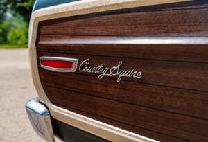 Image 13/28 of Ford LTD Country Squire (1968)