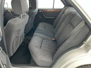 Immagine 9/32 di Mercedes-Benz E 200 (1994)