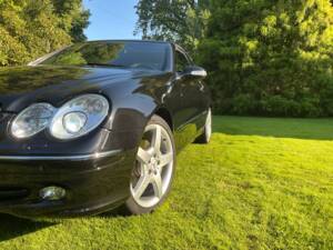 Immagine 3/41 di Mercedes-Benz CLK 320 (2003)