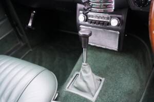 Image 20/22 de Aston Martin DB 6 Mk II (1970)