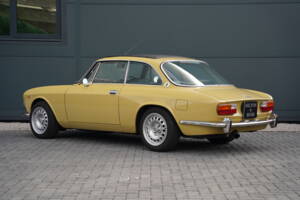 Bild 2/50 von Alfa Romeo 2000 GT Veloce (1975)