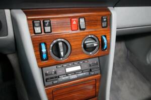 Afbeelding 19/50 van Mercedes-Benz 230 CE (1988)