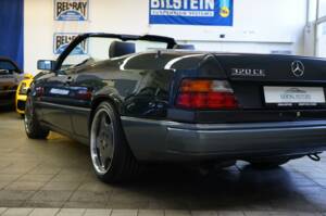 Immagine 8/30 di Mercedes-Benz 320 CE (1993)